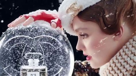 Chanel No. 5 L'EAU TV Spot, 'Crystal Snow Globe' Featuring Lily 